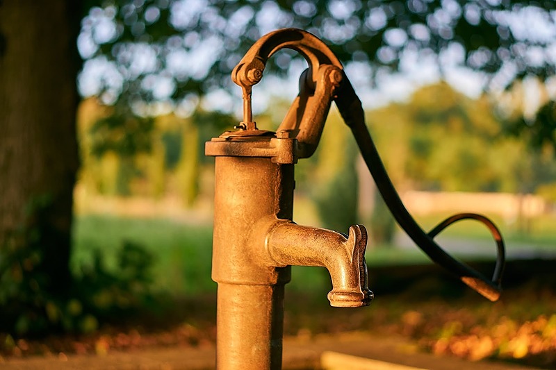 How Hand Pumps Work (hydraulic water pump)